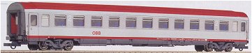 Passenger car 2nd class type Eurofima in New livery<br /><a href='images/pictures/Roco/45354.jpg' target='_blank'>Full size image</a>